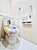 トイレ：トイレは温水洗浄機能付き