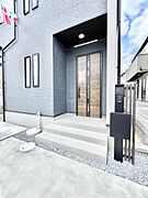 大切な家族、来客を出迎える玄関。玄関前は屋根付きで雨が降っていても濡れにくいです。 