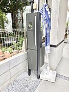 表札・インターホン・ポスト・宅配ＢＯＸをひとつに集約。エントランスになじむシンプルデザイン。