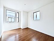 3階5帖の洋室。どんなお部屋にするかとっても楽しみですね！ 