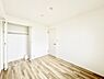 寝室：クローゼット付きのお部屋で充実したプライベート時間を過ごせます。