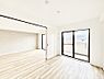室内：バルコニーからたっぷり入ってくる陽光がお部屋全体を優しく包み込みます！