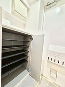 収納力ある下駄箱の活用で玄関廻りはいつでもスッキリ  