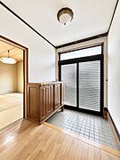 明るい玄関はお客様をお出迎えするのにぴったりです！ 
