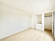 お子さまのお部屋としても！衣類の整理整頓に便利なクローゼット付きの洋室。