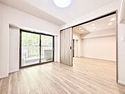 バルコニーに繋がるお部屋は開放感があります。　　