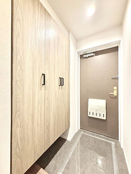 たっぷり収納できるシューズボックスで家族全員の靴も、玄関すっきり。  