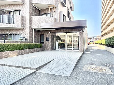 住居者や来訪者を気持ちよくお出迎え。落ち着いた雰囲気のエントランス