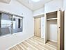 子供部屋：お子さまのお部屋としても！衣類の整理整頓に便利なクローゼット付きの洋室。