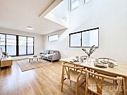空間を演出する吹き抜けを採用。居心地の良さにこだわったリビング　※家具はCGです