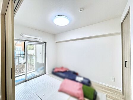 リビング隣接の洋室は開放してリビングの延長としても使えます