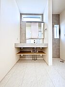 小窓がついているので湿気の多い場所でも換気ができ快適です。