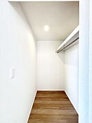ウォークインクローゼット付きで生活空間を広く利用できます。