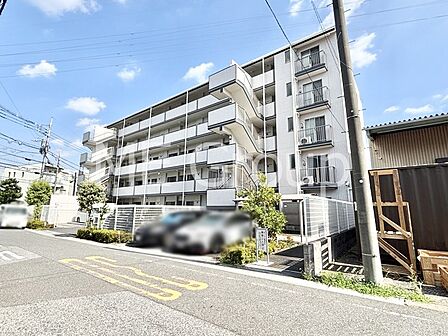 ドッグランにも使える広々とした専用庭付き。
