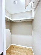 衣類をハンガーに掛けたまま収納できるWIC。衣類の整理整頓がしやすくて便利です！
