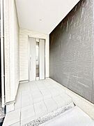 シンプルで落ち着いた雰囲気の玄関でご家族やお客様をお出迎え！