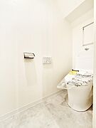 明るく清潔感のあるトイレです。  