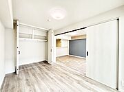 リビング隣接の洋室は開放してリビングの延長としても使えます