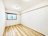 子供部屋：窓からのやさしい光が心地よいプライベートルーム
