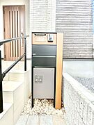 シンプルデザインのポスト。