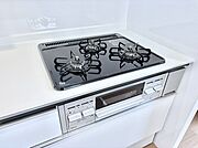 ガスコンロはＳｉセンサー搭載。火力調節や焦げ付き・消し忘れも防いでくれます。