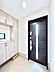 玄関：ガラススリットの入った玄関ドアが室内に光を届けてくれます
