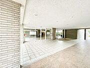 住居者や来訪者を気持ちよくお出迎え。落ち着いた雰囲気のエントランス