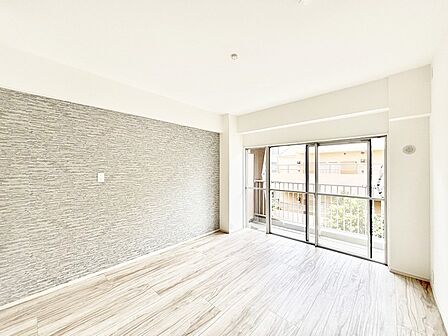 大きな窓からたっぷりの陽光と風を感じられるリビング