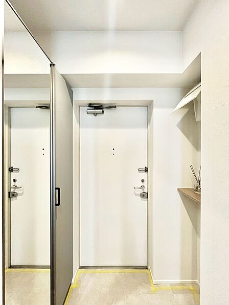 ミラー付きシューズボックスはお出かけ前の身だしなみチェックに便利