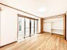 室内：やさしい光がさしこむ居室はしっかり収納付き