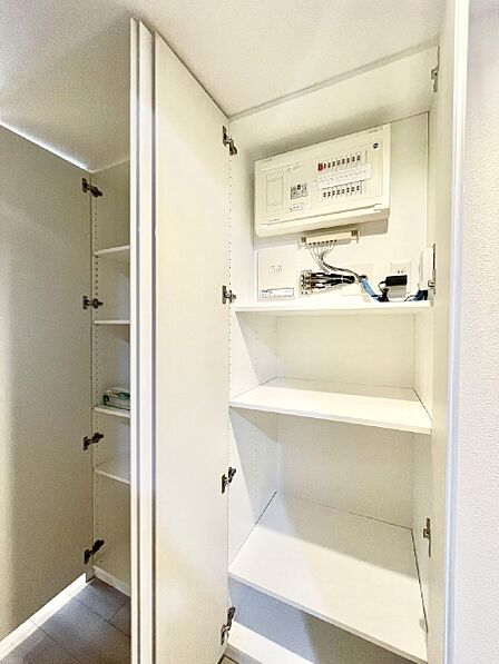廊下収納。掃除道具や季節の小物を収納することができます。