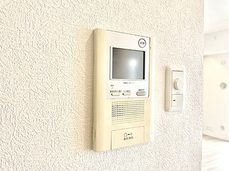 訪問者が一目でわかる安心のＴＶモニター付きインターホン。   