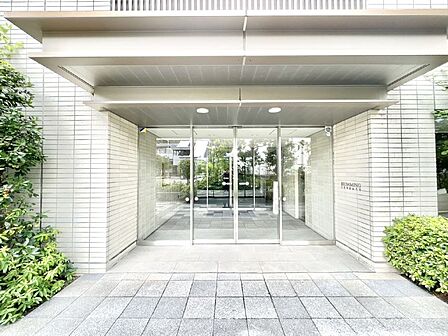 外観 綺麗なエントランスは、居住者を優しく迎えいれてくれます  