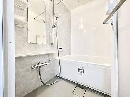 落ち着いた雰囲気でゆっくりお寛ぎいただけるバスルーム　