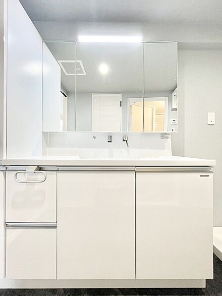 収納力と機能性に優れた洗面化粧台  　　