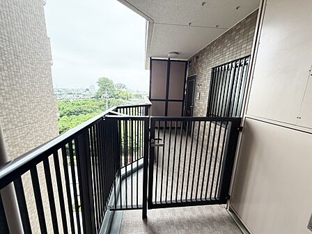 プライベート感あるポーチ付きの玄関