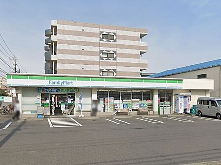 コンビニ 300m ファミリーマートさいたま西堀三丁目店