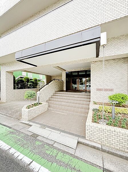 外観 綺麗なエントランスは、居住者を優しく迎えいれてくれます