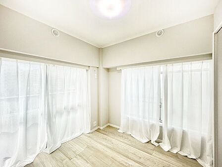 2面採光。窓から入り込む陽光がお部屋全体を優しく包み込みます!