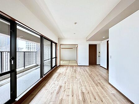 明るい陽光が注ぎ、寛ぎの雰囲気に満たされるダイニング。