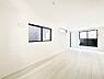 室内：プライバシーも守れる2階リビングは明るく開放感たっぷり