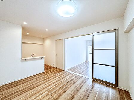 隣接の洋室を開放するとさらに広々