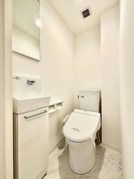 毎日を快適に！清潔感あるウォシュレットトイレ。手洗器付き。