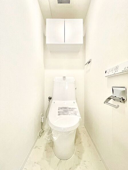 明るく清潔感のあるトイレです。