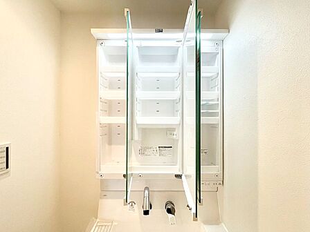 三面鏡の裏に、化粧品や衛生用品などを収納可能。洗面台をすっきりと保ちます!
