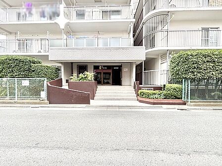 外観 綺麗なエントランスは、居住者を優しく迎えいれてくれます  