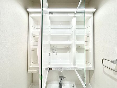 三面鏡の裏に、化粧品や衛生用品などを収納可能。洗面台をすっきりと保ちます！
