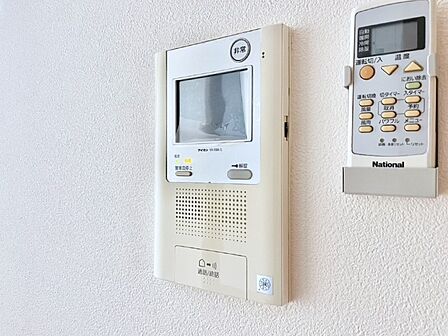 訪問者が一目でわかる安心のＴＶモニター付きインターホン。   