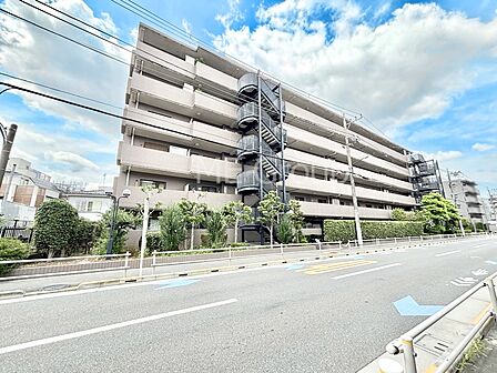 溢れる陽光でご家族の笑顔も輝く 
