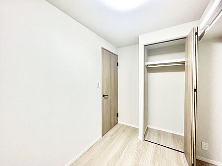 お子さまのお部屋としても！衣類の整理整頓に便利なクローゼット付きの洋室。